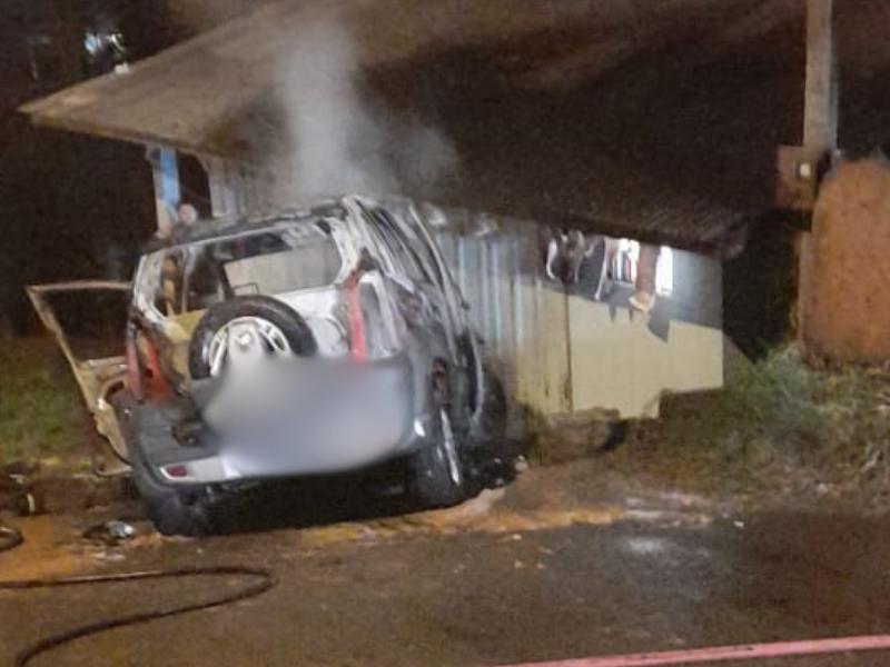 Veículo é destruído pelo fogo no Vila Glória 