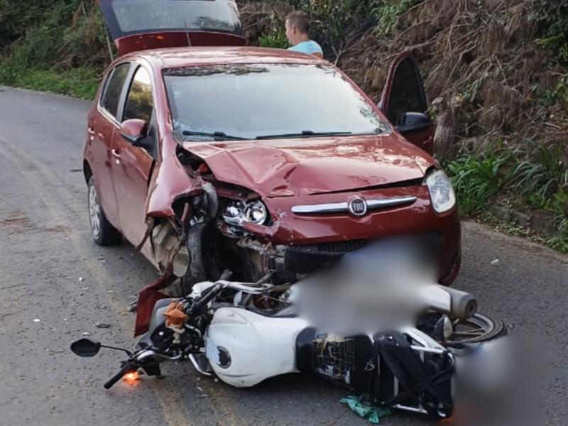 Colisão frontal envolvendo automóvel e motocicleta na região da Ferraria deixa homem ferido