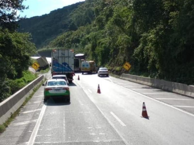 Engavetamento entre três caminhões, motocicleta e carro causa interdição total na BR-277