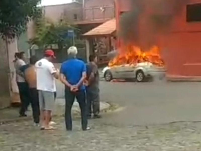 Veículo é destruído pelas chamas no bairro Pedreira em Campo Largo 