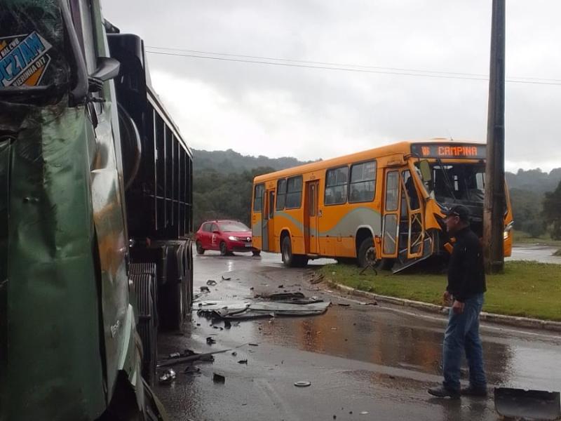 Colisão envolvendo ônibus de linha e uma carreta no Trevo da Morte, em Campo Largo 