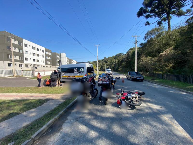 Motociclista é socorrido após colidir sua moto na lateral de uma van escolar na Expedicionários 