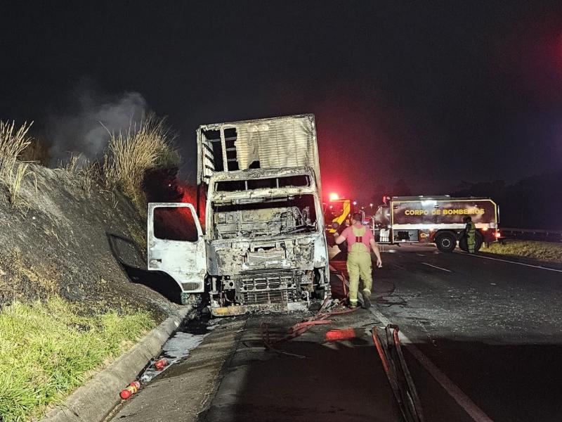 Caminhão destruído pelo fogo no km 119 da BR-277 em Campo Largo 