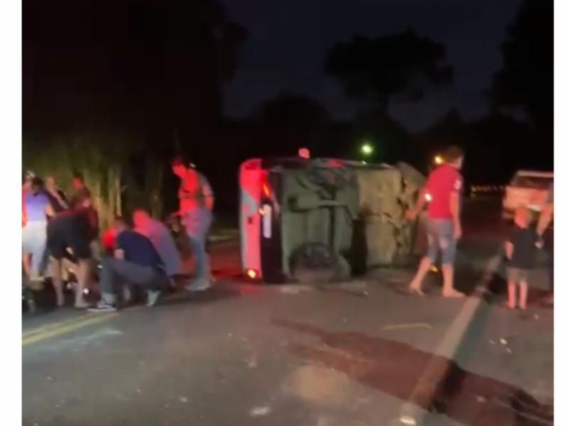 Socorristas do SIATE atendem motorista com veículo tombado e descobrem que ele estava esfaqueado