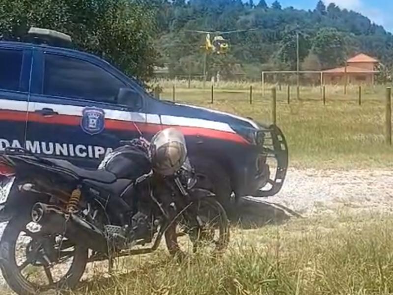 Motociclista socorrido ao colidir sua motocicleta em poste de energia na Estrada Ouro Fino