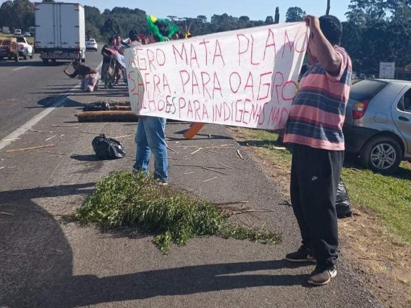 Grupos de indígenas realizam manifestação na BR-277 e em vários pontos do país para cobrar atendimento às famílias indígenas gaúchas