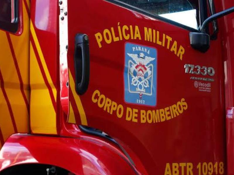 Veículo é consumido pelo fogo na PR-423 na divisa entre Campo Largo e Araucária 