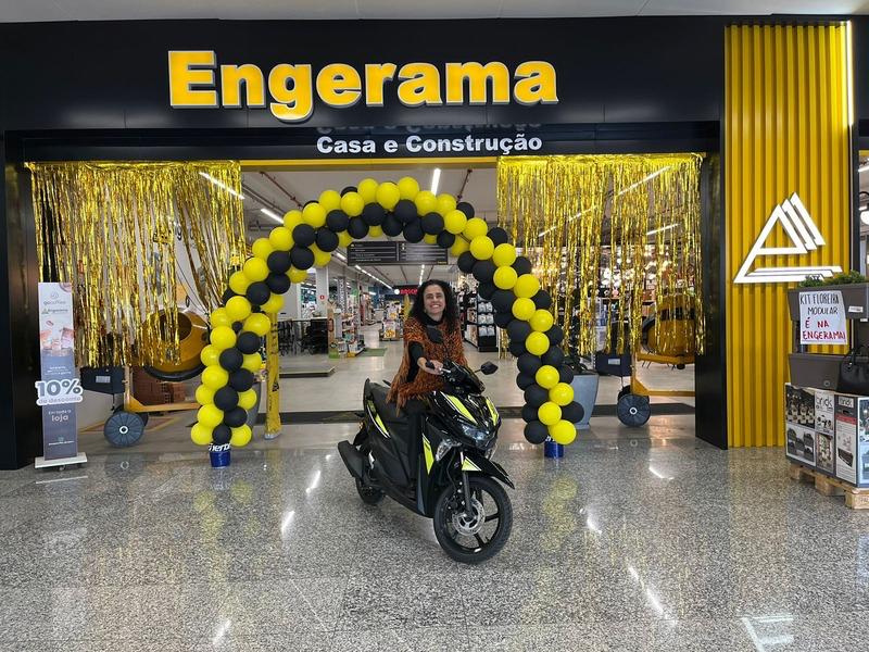Moradora do Fazendinha leva moto no sorteio “Obra Premiada” que celebra os 29 anos da Engerama