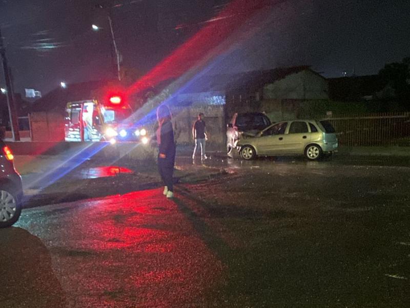 Socorristas do SIATE atendem dois feridos em colisão frontal no bairro Ferrari