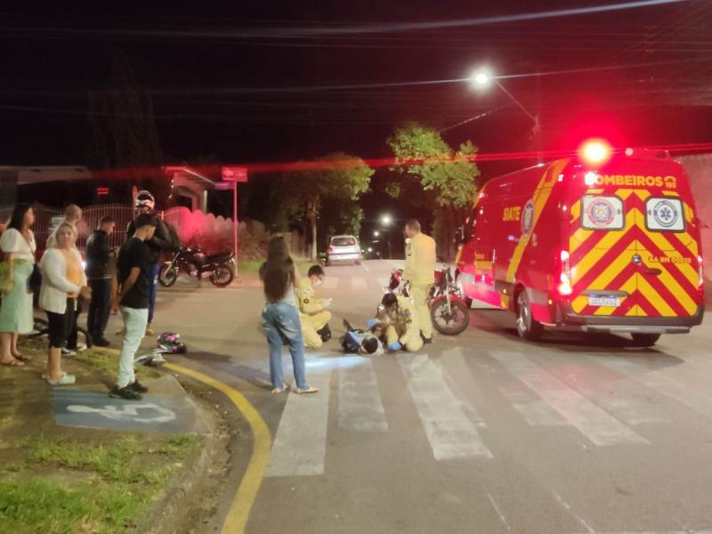 Ciclista atingido por motocicleta no Centro de Campo Largo a caminho do futebol