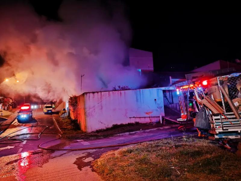 Casal sai para levar filho em UPA e casa pega fogo no Ferraria