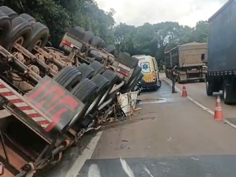 Tomba e fica preso na cabine do caminhão até ser socorrido