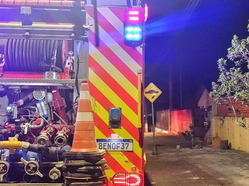 Corpo de Bombeiros resgatam idosa de incêndio em residência no bairro Vila Nova 