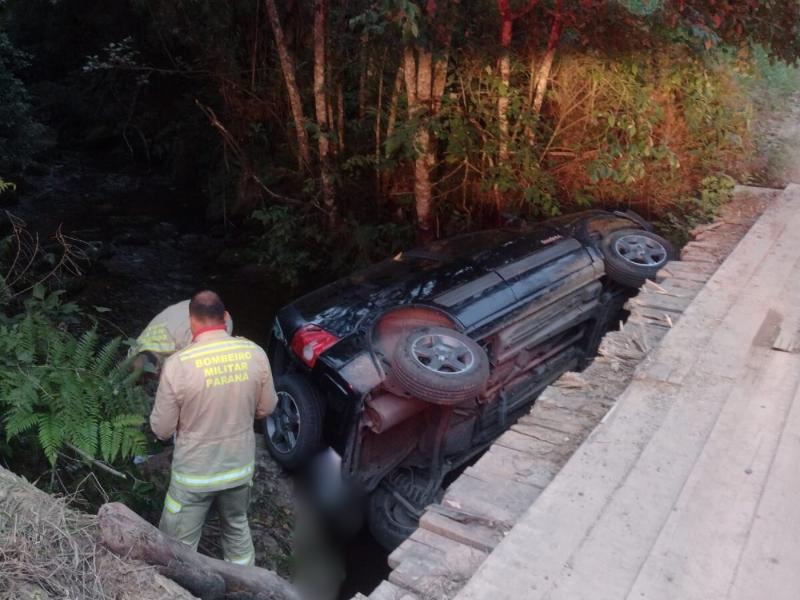 EcoSport cai dentro do rio na ponte na Estrada da Faxina em Campo Largo 