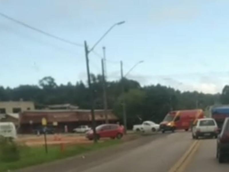Jovem motociclista é socorrida após colisão na PR-423, em Campo Largo