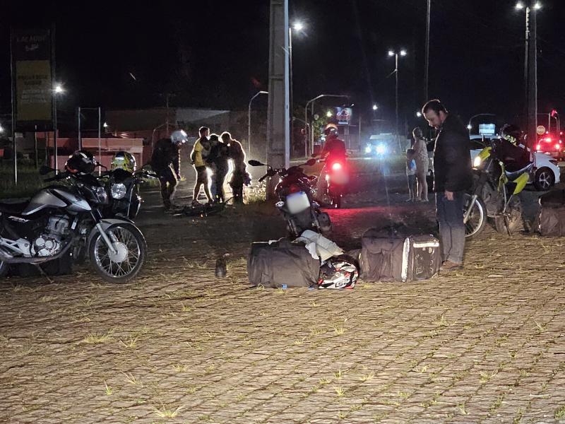 Mulher é socorrida em colisão entre uma motocicleta e uma bicicleta no Ouro Verde