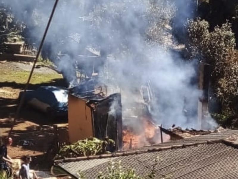 Idoso morre carbonizado em incêndio em residência na Estrada do Cerne