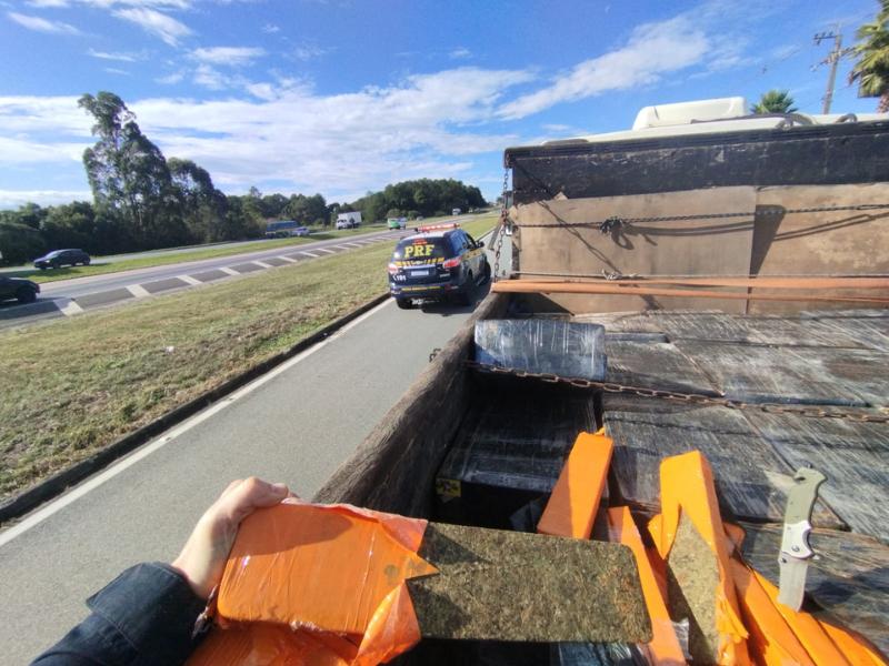 PRF apreende mais de uma tonelada de maconha na BR-277 em Campo Largo 