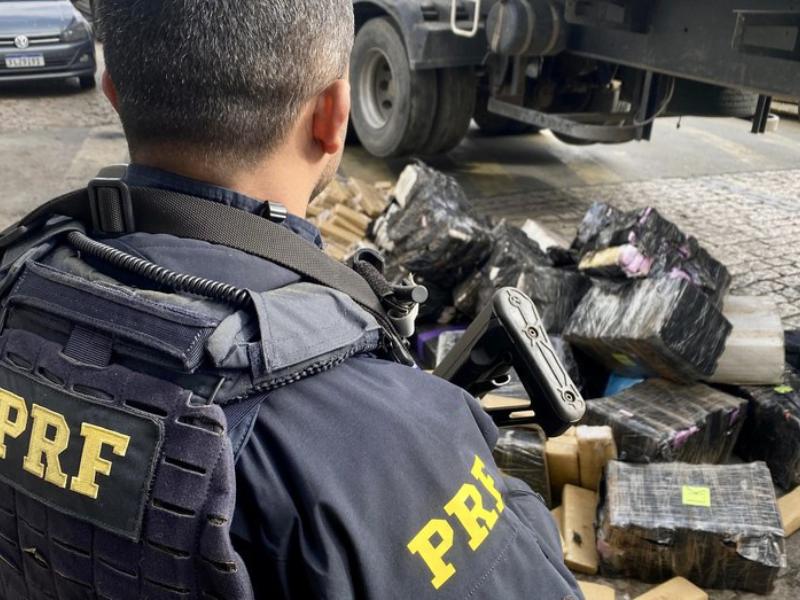 PRF apreende mais de duas toneladas de maconha na BR-277 em Campo Largo 