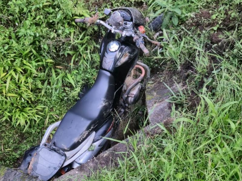 Motociclista é socorrido pelos Bombeiros após queda em Bateias 