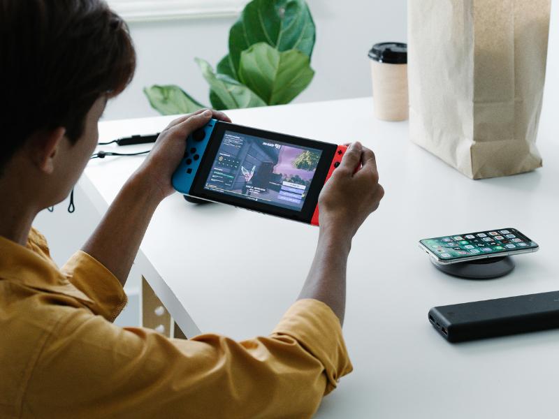 Pais precisam olhar para o mundo virtual com o mesmo cuidado que olham para o real