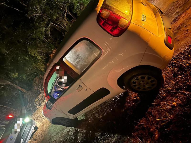Fiat Uno furtado é localizado abandonado na Estrada da Faxina com ajuda de moradora