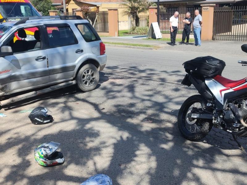 Mãe e filho ficam feridos em colisão entre carro e moto em Campo Largo