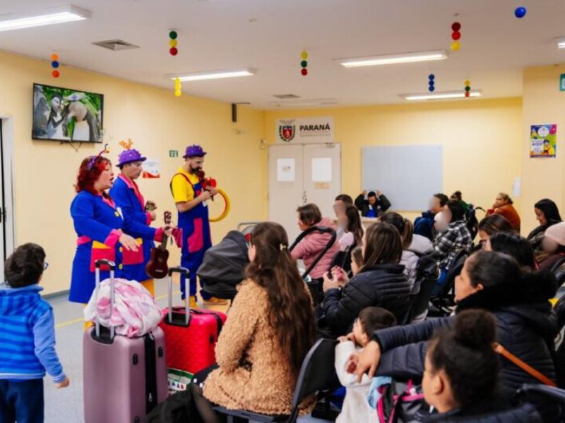 Primavera colore os corredores do Hospital Infantil Waldemar Monastier com o projeto Medicando Alegria