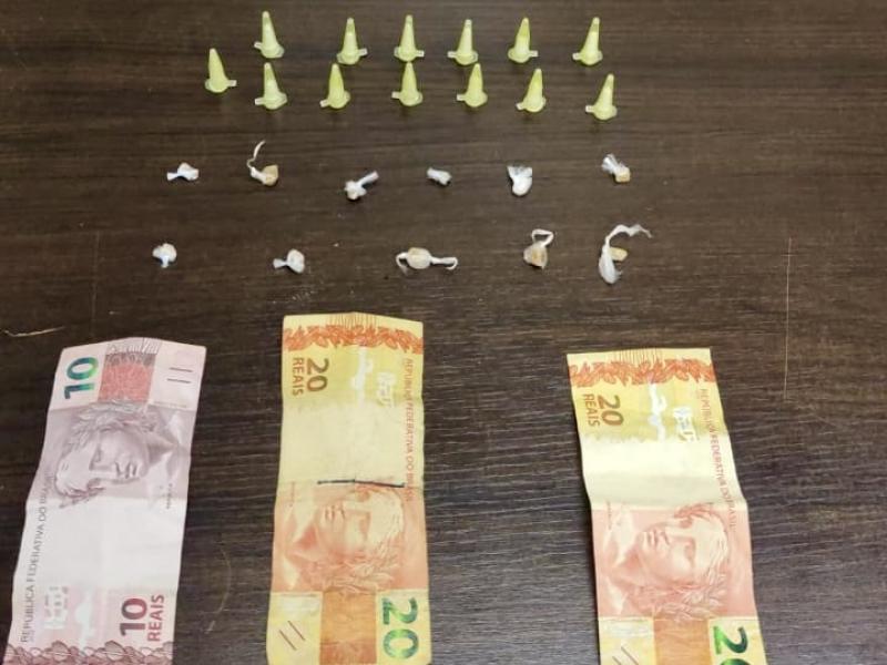 Polícia Militar flagra tráfico de drogas em casa abandonada no bairro Vila Gilcy 