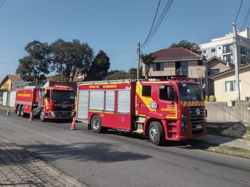 Vela acesa provoca incêndio em residência e vazamento de água controla as chamas