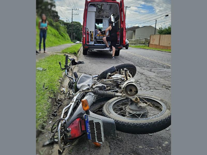 Colisão envolvendo Fiat Strada e motocicleta Honda deixa motociclista ferido 