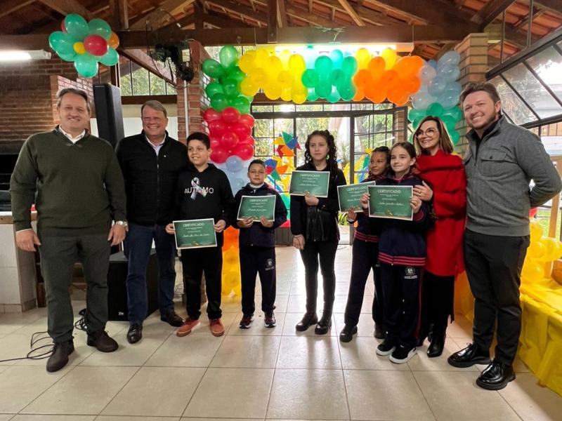 Campo Largo celebra alunos do 4º ano premiados em concurso de poesia sobre Erradicação do Trabalho Infantil