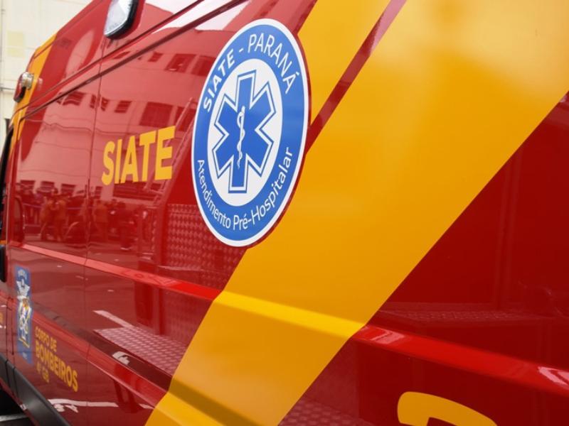 Motociclista é atendido pelos socorristas do Corpo de Bombeiros após colisão com automóvel 
