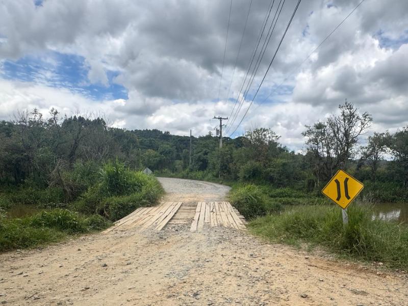 Estrutura de madeira da ponte na Estrada da Sereia será substituída por outra de concreto