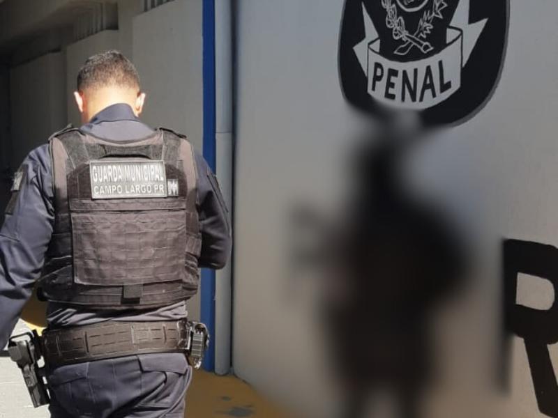 Guarda Municipal prende mulher foragida da Justiça no bairro Aparecida