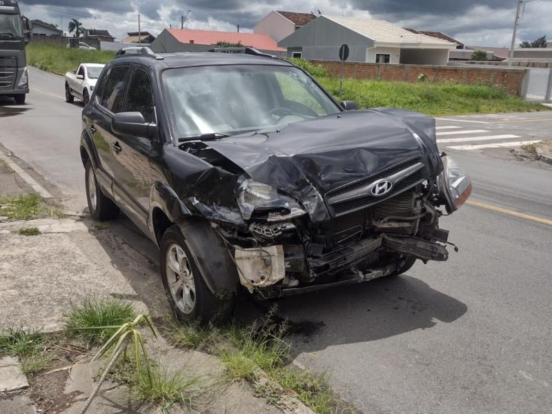 Equipe do SIATE atende duas pessoas feridas em colisão entre dois automóveis no Ouro Verde