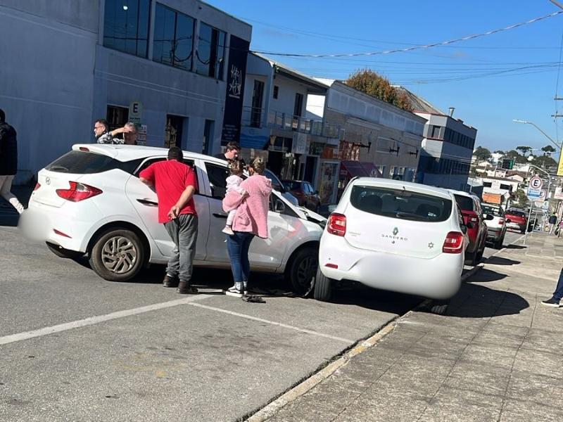 Colisão entre três veículos mobiliza socorristas no Centro de Campo Largo