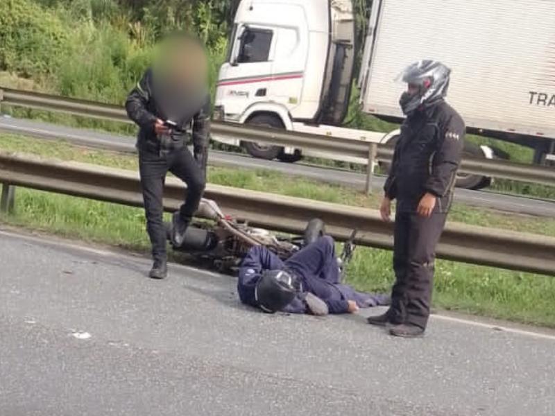 Motociclista fica ferido após ser atingido por carro na BR-277 em Campo Largo 