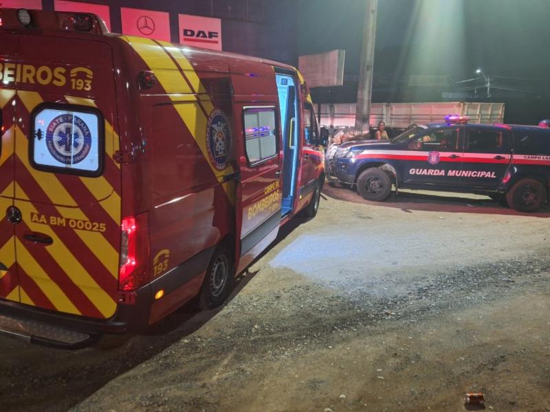 Casal baleado é socorrido nas proximidades de um bar no Ouro Verde 