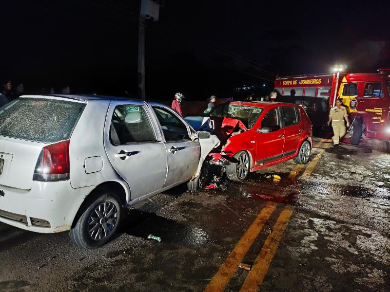 Colisão frontal entre automóveis deixa três vítimas graves na PR-510, em Balsa Nova