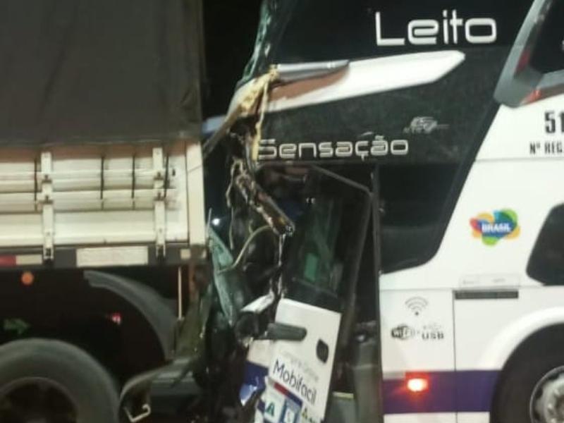 Acidente entre caminhão e ônibus deixa duas vítimas feridas na BR-277