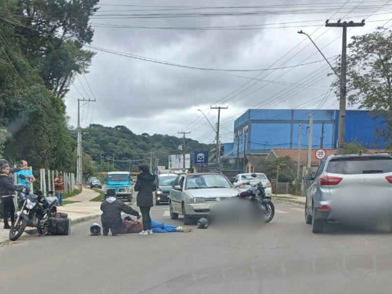 Jovem motociclista fica ferido em colisão com automóvel no bairro Itaqui, em Campo Largo