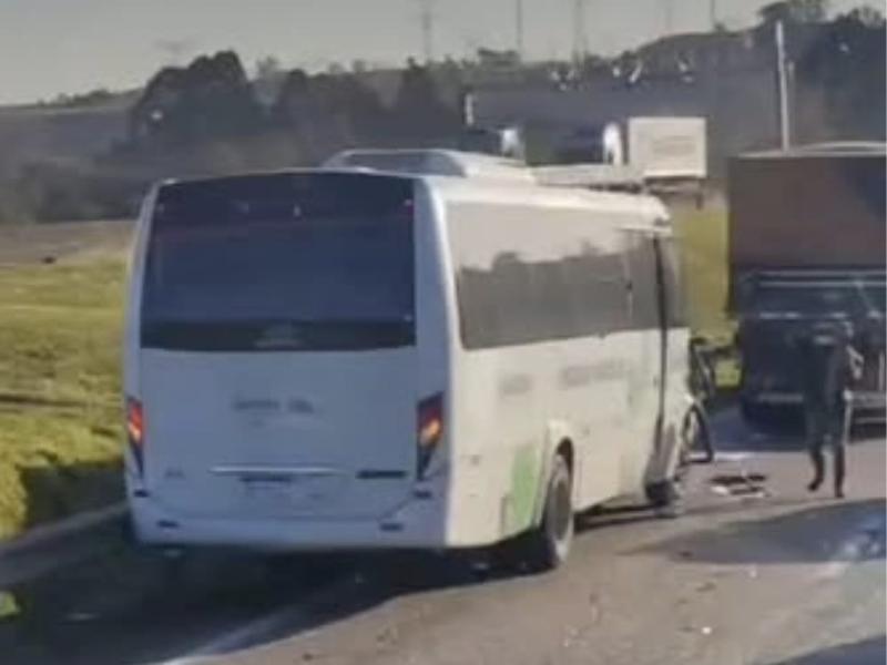 Acidente entre micro-ônibus da Saúde de Sengés e carreta causa lentidão na BR-277