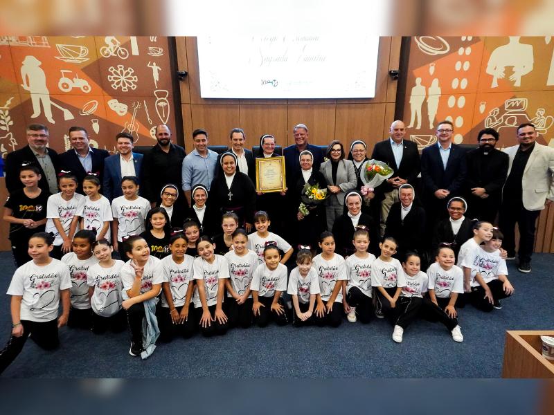 100 anos do Colégio Estadual Sagrada Família teve noite de homenagens e emoção na Câmara de Campo Largo
