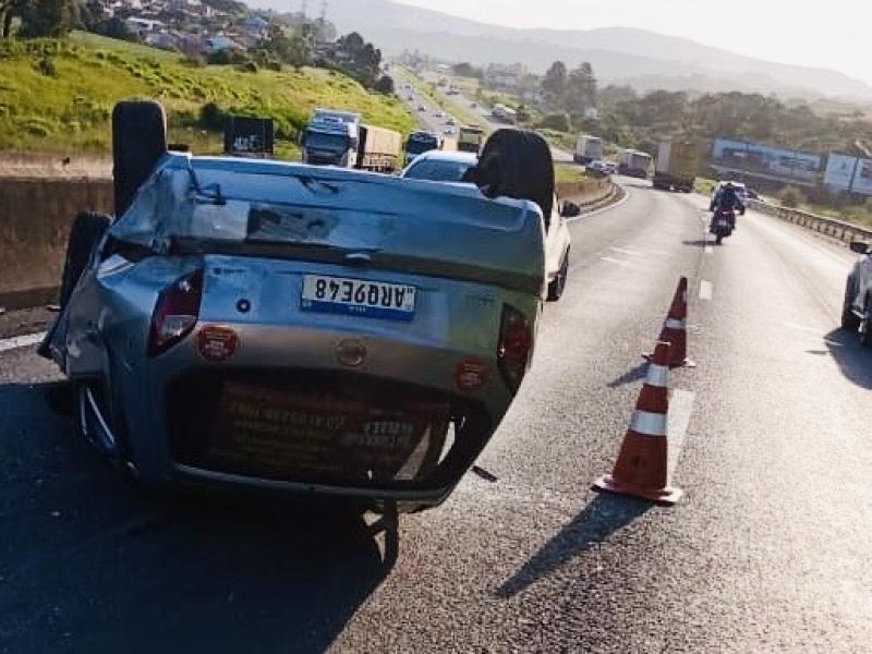 Três feridos em colisão de caminhão e automóvel na BR-277