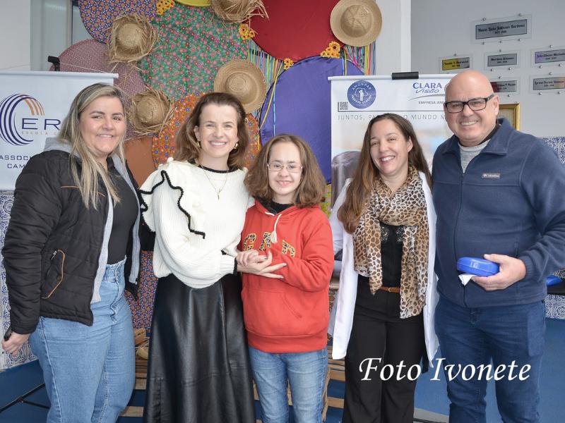 Campanha de prevenção da saúde ocular da Amonpar leva primeiros óculos a estudantes da Escola Erce