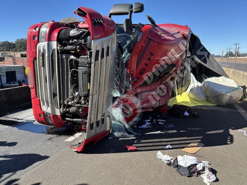 Caminhoneiro de Campo Largo fica ferido em tombamento na BR-376