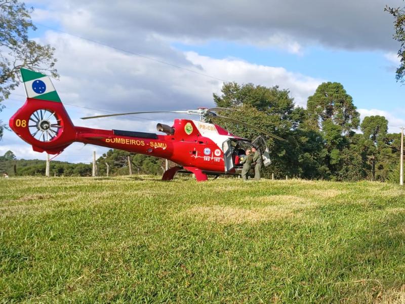 Adolescente de 17 anos fica gravemente ferido em acidente entre carro e moto, em Balsa Nova