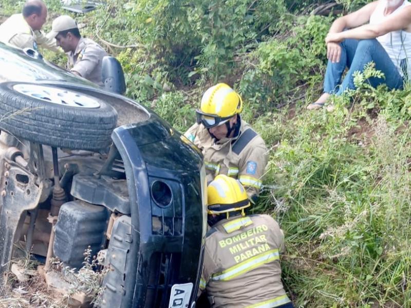 Motorista ferido em capotamento em Balsa Nova é socorrido pelos Bombeiros