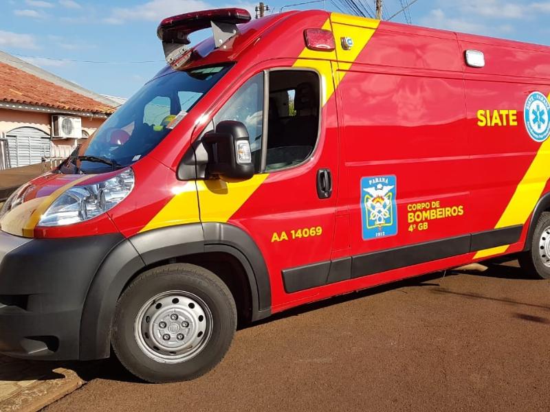 Bombeiros prestam atendimento a vítimas de capotamento de automóvel e colisão contra anteparo 